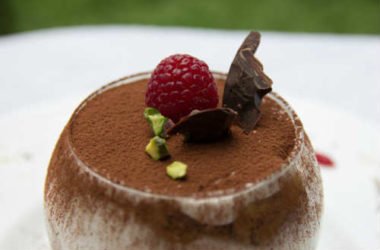 Ecco la ricetta del tiramisu senza uova e mascarpone, adatta a chi è allergico, intollerante o vegan