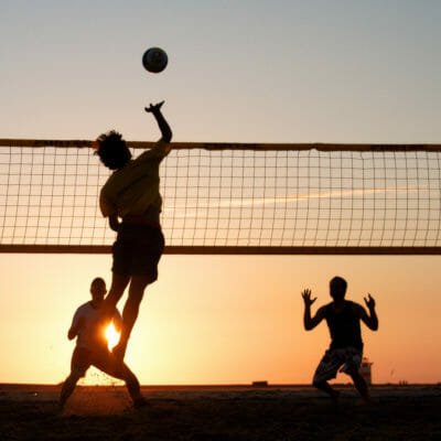 Guida al beach volley, una disciplina sempre più popolare che si può praticare non solo d’estate