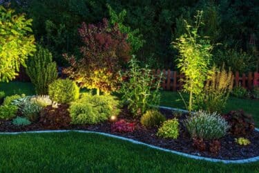 La guida pratica per illuminare il giardino in maniera energeticamente efficiente