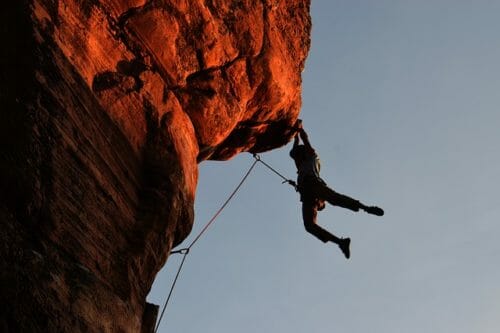 Tutti pazzi per il free climbing o l’arrampicata sportiva: ecco cosa c’è da sapere per approcciare questa disciplina