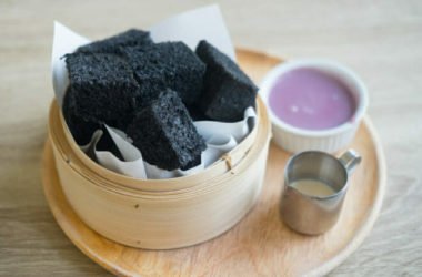 Tutto sul pane nero al carbone vegetale: fa bene o no? Quali tipi esistono?