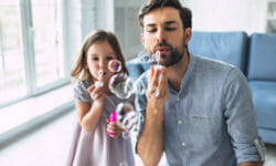 Un gioco per tutta la famiglia: ecco come fare le bolle di sapone in casa per i bambini