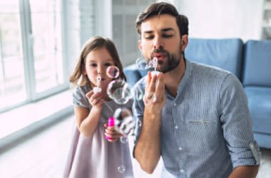 Un gioco per tutta la famiglia: ecco come fare le bolle di sapone in casa per i bambini