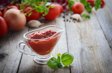 Ecco la ricetta del ketchup fatto in casa, una alternativa al prodotto industriale che ti sorprenderà