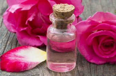 Acqua di rose: distillato prezioso per pelle e capelli
