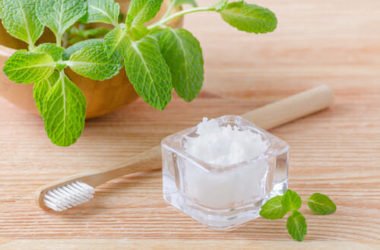 Provare un dentifricio fatto in casa: ecco la ricetta semplice di un dentifricio in polvere