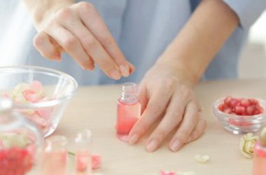 Acqua di rose: distillato prezioso per pelle e capelli