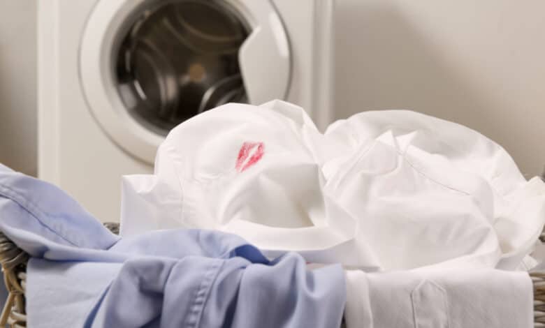 come togliere le macchie di rossetto