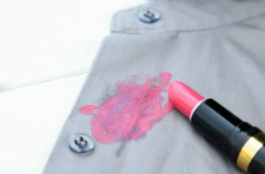 I trucchi e le cose da sapere per togliere le macchie di rossetto con soluzioni naturali