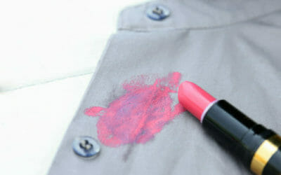 I trucchi e le cose da sapere per togliere le macchie di rossetto con soluzioni naturali
