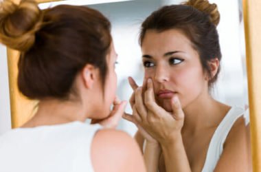 Cosa fare e cosa non fare in presenza di brufoli sottopelle: la guida pratica