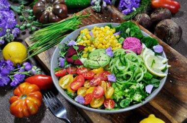 Ricette di insalate per tutti: vegani, intolleranti al glutine, con legumi, cereali e semi