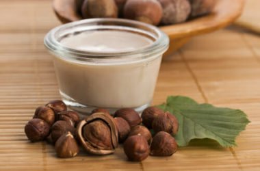 Come fare il latte di nocciole e noci in casa: la guida pratica