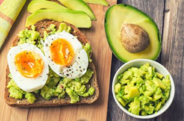 Come preparare il toast con avocado e uovo, una colazione o uno spuntino davvero energetico e gustoso