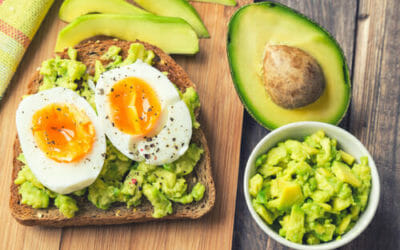 Come preparare il toast con avocado e uovo, una colazione o uno spuntino davvero energetico e gustoso