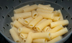 Eccovi 5 ricette da provare con la pasta avanzata per non sprecare cibo
