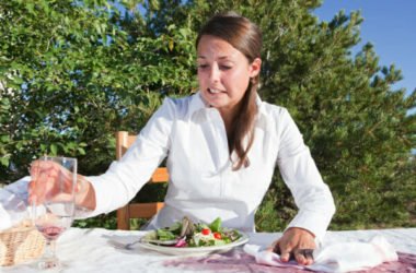 Ad ogni macchia il suo rimedio: ecco come smacchiare le tovaglie con rimedi naturali