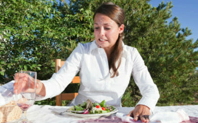 Ad ogni macchia il suo rimedio: ecco come smacchiare le tovaglie con rimedi naturali
