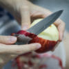 E’ consigliabile mangiare la frutta con la buccia o senza? Ecco come regolarsi