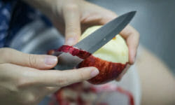 E’ consigliabile mangiare la frutta con la buccia o senza? Ecco come regolarsi