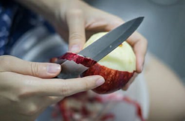 E’ consigliabile mangiare la frutta con la buccia o senza? Ecco come regolarsi
