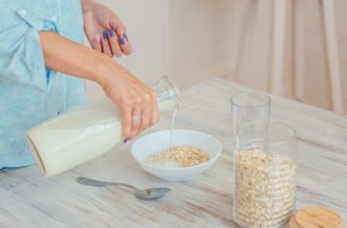 Latte d’avena: bevanda vegetale ricca di fibre e povera di grassi