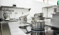 Alcune facili soluzioni per pulire l’acciaio inox in modo naturalmente efficace