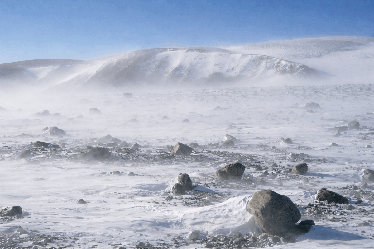 Paesaggio desolato dell’Antartide Orientale con vento intenso, ghiaccio e rocce in una delle regioni più incontaminate e inaccessibili della Terra