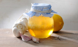 Alcol d’aglio: come fare in casa l’insetticida naturale a base di aglio