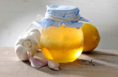 Alcol d’aglio: come fare in casa l’insetticida naturale a base di aglio