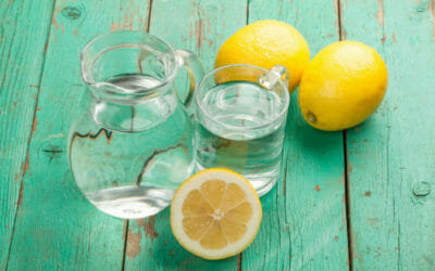 Un semplice bicchiere di acqua e limone, un pieno di bontà e salute