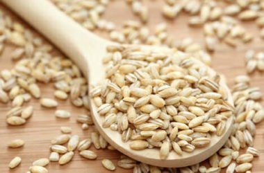 I benefici dell’orzo perlato, un alimento nutriente e sano, con le migliori ricette per servirlo in tavola