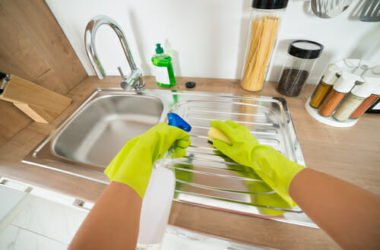 Ecco come togliere le macchie di calcare usando aceto, limone e bicarbonato