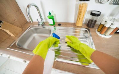 Ecco come togliere le macchie di calcare usando aceto, limone e bicarbonato