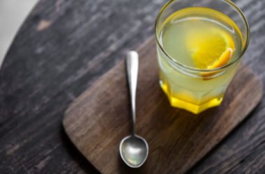 Un semplice bicchiere di acqua e limone al mattino a digiuno, un pieno di bontà e salute