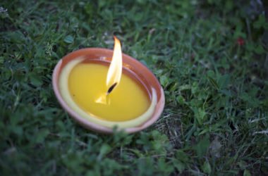 Candele alla citronella: ottime contro le zanzare, impariamo a farle in casa col vero olio essenziale