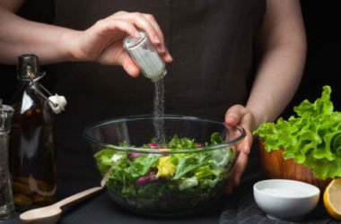 Cucinare senza sale: ecco perché troppo sale fa male e come ovviare a questo problema, con ricette e consigli ad hoc