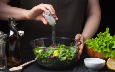 Cucinare senza sale: ecco perché troppo sale fa male e come ovviare a questo problema, con ricette e consigli ad hoc