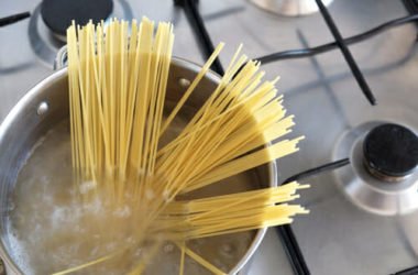 Anche l’acqua di cottura della pasta può essere riutilizzata in tanti modi utili: eccone alcuni