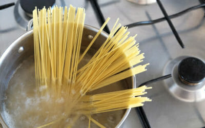 Anche l’acqua di cottura della pasta può essere riutilizzata in tanti modi utili: eccone alcuni