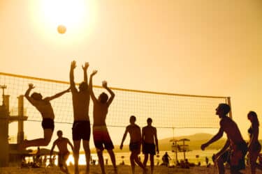 Guida al beach volley, una disciplina sempre più popolare che si può praticare non solo d’estate