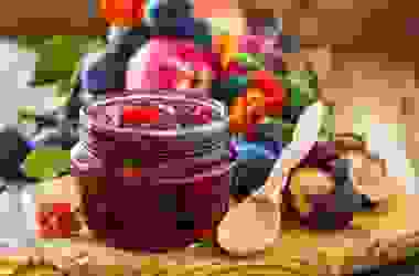 La guida facile per fare la marmellata in casa: tutte le ricette con la frutta di stagione