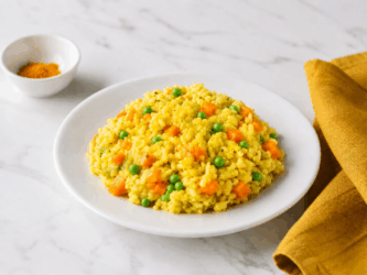 Risotto alla curcuma con carote e piselli: il primo piatto dorato, sano e facilissimo