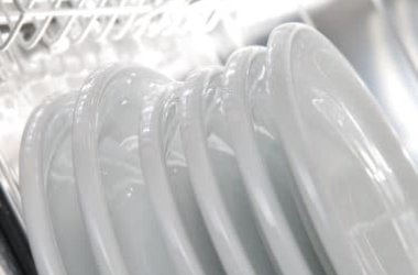 Le guide facile pour préparer un produit de rinçage naturel pour lave-vaisselle