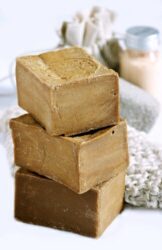 Le virtù del sapone di Aleppo, interamente naturale e biodegradabile