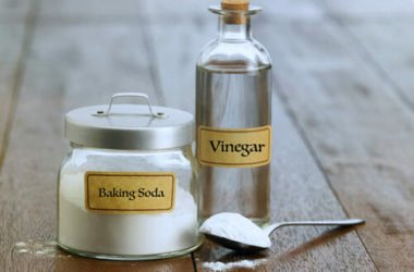 Usare aceto e bicarbonato per pulire tutto quello che c’è in casa: la guida facile