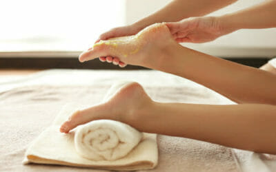 Come fare uno scrub per i piedi con ingredienti naturali