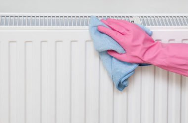 Bisogna pulire i termosifoni per avere un aria più sana e maggiore igiene in casa: ecco come fare