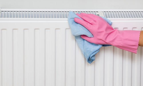 Bisogna pulire i termosifoni per avere un aria più sana e maggiore igiene in casa: ecco come fare