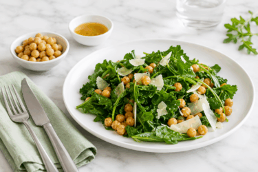Insalata di ceci e rucola: la ricetta fresca, veloce e proteica che salva pranzo e cena